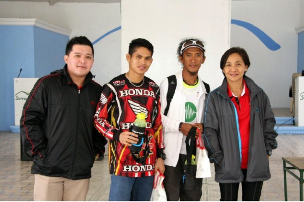Champion of Duo Half Marathon, Team Intensity Bravo (in the middle) with Carlo Catronuevo, Marketing Manager of World Balance and Abet Ocampo, president of Rundezvous, Inc.