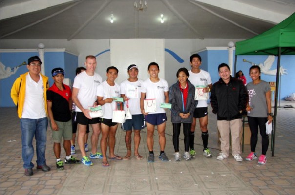 Team Sigue Correr Runners A gets the award, prizes from co-presenters World Balance and Tupperware and optics from Spyder. Flanked by representative from Tupperware, Race Director Alfred Vedarozaga, Rundezvous, Inc. president Abet Ocampo and World Balance marketing manager, Carlo Castronuevo