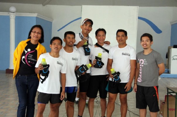 Team Nestle WRC1 gets the 2nd place for Team Relay, flanked by representative from Tupperware and Allan Enriquez of Running Free Manila