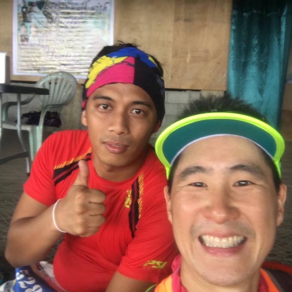 Had a selfie with Mr. Bobby Go at the Aid Station 3. (Photo by Sir Bobby Go)